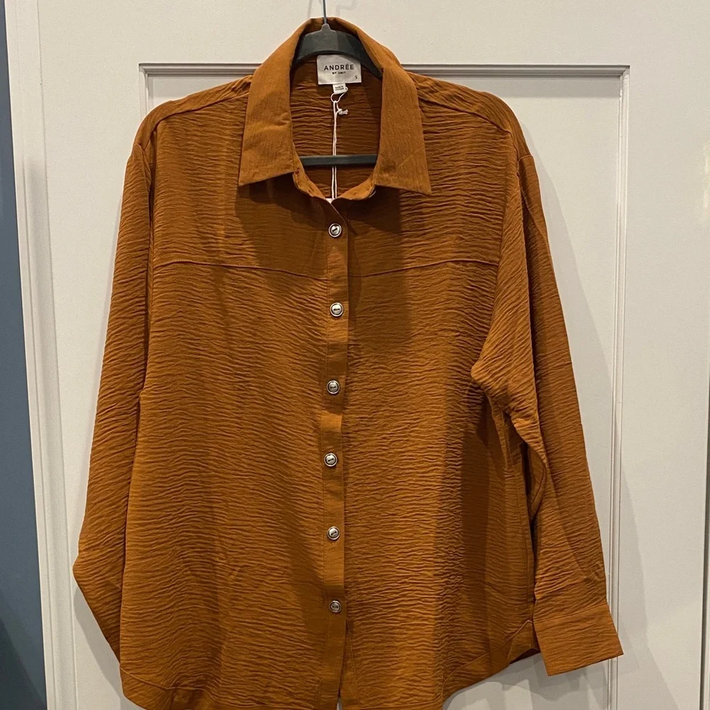 NWT ANDREE BY UNIT Rust Button-Up Shirt size small - Picture 2 of 6